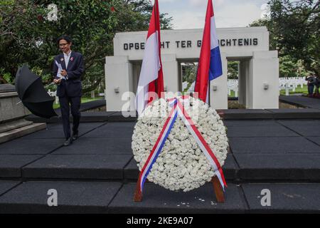 Bandung, Java-Ouest, Indonésie. 11th novembre 2022. Un artiste raconte un poème lors d'une cérémonie de commémoration de la fête de l'Hérès à Bandung. La cérémonie a eu lieu pour commémorer la journée d'Héroé et pour informer les citoyens sur les relations historiques entre les pays-Bas et l'Indonésie. (Image de crédit : © Algi Febri Sugita/ZUMA Press Wire) Banque D'Images