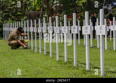 Bandung, Java-Ouest, Indonésie. 11th novembre 2022. Un officier dépose une couronne lors d'une cérémonie de commémoration de la fête des héros à Bandung. La cérémonie a eu lieu pour commémorer la journée d'Héroé et pour informer les citoyens sur les relations historiques entre les pays-Bas et l'Indonésie. (Image de crédit : © Algi Febri Sugita/ZUMA Press Wire) Banque D'Images