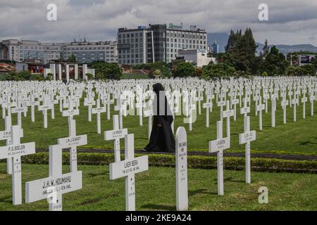 Bandung, Java-Ouest, Indonésie. 11th novembre 2022. Une femme passe devant une tombe lors d'une cérémonie de commémoration de la fête de l'Hérès à Bandung. La cérémonie a eu lieu pour commémorer la journée d'Héroé et pour informer les citoyens sur les relations historiques entre les pays-Bas et l'Indonésie. (Image de crédit : © Algi Febri Sugita/ZUMA Press Wire) Banque D'Images