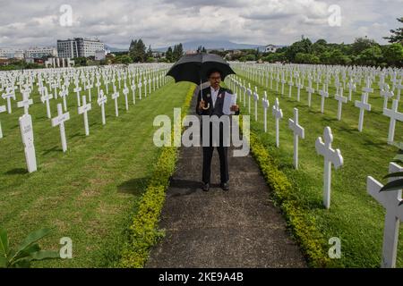 Bandung, Java-Ouest, Indonésie. 11th novembre 2022. Un artiste raconte un poème lors d'une cérémonie de commémoration de la fête de l'Hérès à Bandung. La cérémonie a eu lieu pour commémorer la journée d'Héroé et pour informer les citoyens sur les relations historiques entre les pays-Bas et l'Indonésie. (Image de crédit : © Algi Febri Sugita/ZUMA Press Wire) Banque D'Images