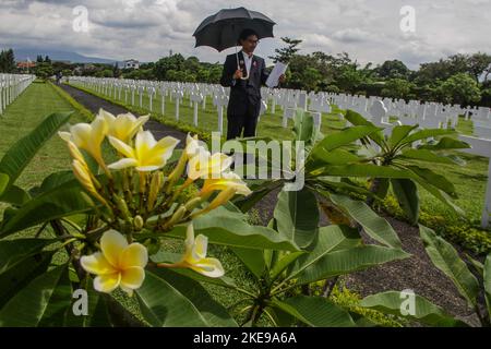 Bandung, Java-Ouest, Indonésie. 11th novembre 2022. Un artiste raconte un poème lors d'une cérémonie de commémoration de la fête de l'Hérès à Bandung. La cérémonie a eu lieu pour commémorer la journée d'Héroé et pour informer les citoyens sur les relations historiques entre les pays-Bas et l'Indonésie. (Image de crédit : © Algi Febri Sugita/ZUMA Press Wire) Banque D'Images