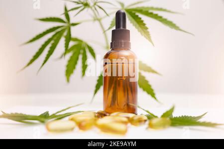 Cannabis, marijuana et produit avec de l'huile de cbd pour la médecine alternative, les soins naturels de la peau ou le supplément de santé. Beauté, luxe et bien-être avec Banque D'Images