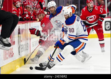 Raleigh, Caroline du Nord, États-Unis. 10th novembre 2022. Le défenseur des Oilers d'Edmonton Markus Niemelainen (80) joue le palet le long des planches au cours de la troisième période de jeu entre les Oilers d'Edmonton et les Hurricanes de Caroline à l'aréna PNC à Raleigh, en Caroline du Nord, sur 10 novembre 2022. (Image de crédit : © Spencer Lee/ZUMA Press Wire) Banque D'Images