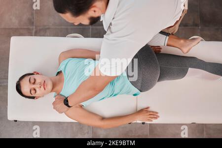 Vue de dessus, femme et homme en physiothérapie pour les douleurs dorsales, les blessures de la colonne vertébrale ou le soulagement de douleur d'anatomie médicale. Physiothérapeute, professionnel de la santé ou Banque D'Images