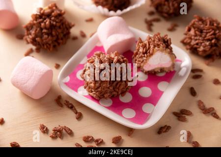 Marshmallows au caramel maison recouverts de riz soufflé au goût du chocolat, douceur facile à préparer, pas de cuisson nécessaire, idéal pour les fêtes et les fêtes Banque D'Images