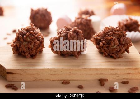 Marshmallows au caramel maison recouverts de riz soufflé au goût du chocolat, douceur facile à préparer, pas de cuisson nécessaire, idéal pour les fêtes et les fêtes Banque D'Images