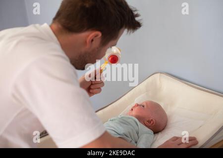 Le jeune père et la jeune fille de bébé de nouveau-né passent du temps ensemble Banque D'Images