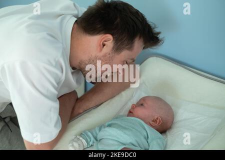 Le jeune père et la jeune fille de bébé de nouveau-né passent du temps ensemble Banque D'Images