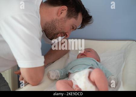 Le jeune père et la jeune fille de bébé de nouveau-né passent du temps ensemble Banque D'Images