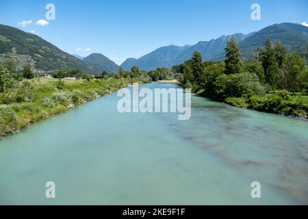 Une vue sur le paysage de la rivière étroite avec des arbres luxuriants sur les côtés et les collines en arrière-plan Banque D'Images