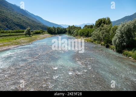 Une vue sur le paysage de la rivière étroite avec des arbres luxuriants sur les côtés et les collines en arrière-plan Banque D'Images