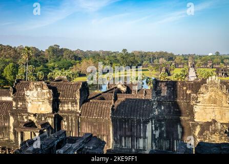 Depuis la tour centrale, le long de la chaussée intérieure, jusqu'à la porte ouest de l'ancien temple d'Angkor Wat au Cambodge. Banque D'Images