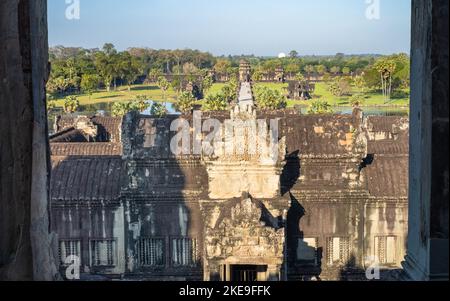 Depuis la tour centrale, le long de la chaussée intérieure, jusqu'à la porte ouest de l'ancien temple d'Angkor Wat au Cambodge. Banque D'Images