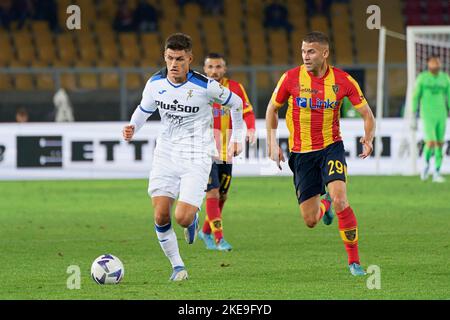 Via Del Mare stade, Lecce, Italie, 09 novembre 2022, Joakim Maehle (Atalanta) et Alexis Blin (US Lecce) pendant US Lecce vs Atalanta BC - italien s. Banque D'Images