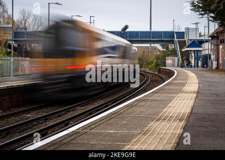 Un train qui traverse la gare de Redbridge Banque D'Images