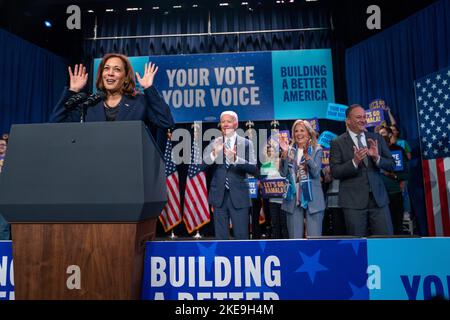 Washington, DC, 10 novembre 2022. Le vice-président des États-Unis, Kamala Harris, se joint au président des États-Unis, Joe Biden, lors d'un événement politique du DNC au Howard Theatre de Washington, DC jeudi, 10 novembre 2022. Crédit : Ken Cedeno/Pool via CNP/MediaPunch Banque D'Images