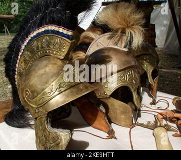 Mutina Boica 2022. Reconstitution historique des usages et coutumes des peuples de l'ère romaine. Casques Banque D'Images