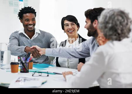 Renforcer les partenariats. Les hommes d'affaires se secouent la main lors d'une réunion dans un bureau moderne. Banque D'Images