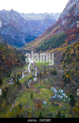 Vue aérienne de la rivière et de la vallée du Val di Mello au coucher du soleil en automne. Val Masino, Valtellina Lombardie, Italie Europe. Banque D'Images