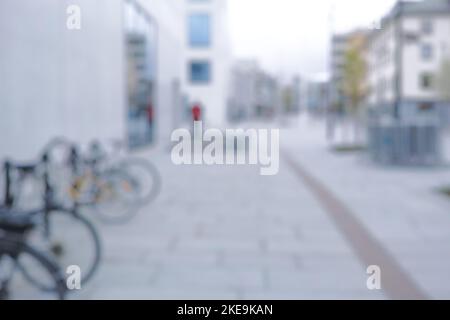 Prêt à rouler. Cliché flou d'une bicyclette à un porte-vélo dans une ville. Banque D'Images