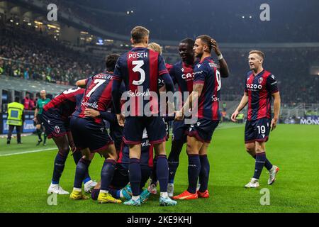 Charalampos Lykogiannis du FC de Bologne fête avec ses coéquipiers après avoir marquant un but lors d'un match de football de Serie 2022/23 entre le FC Internaziona Banque D'Images