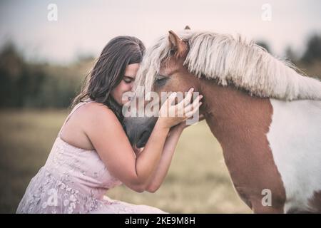 Femme et Mini Shetland Pony Banque D'Images