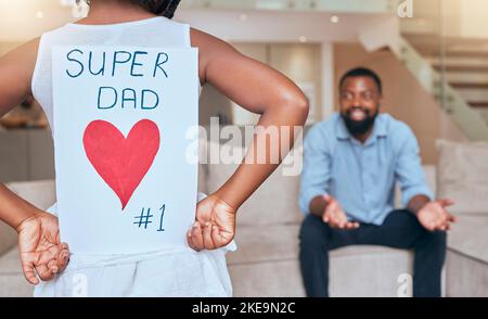 Fête des pères, homme noir et fille avec carte pour célébrer un événement spécial avec le père et la fille. Famille, amour et enfant avec papa pour célébrer l'amour Banque D'Images