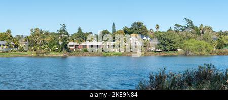 DURBANVILLE, AFRIQUE DU SUD - SEP 13, 2022 : un paysage panoramique au barrage de Vygeboom à Durbanville, dans la région métrolitaine du Cap. Les maisons de luxe sont visi Banque D'Images