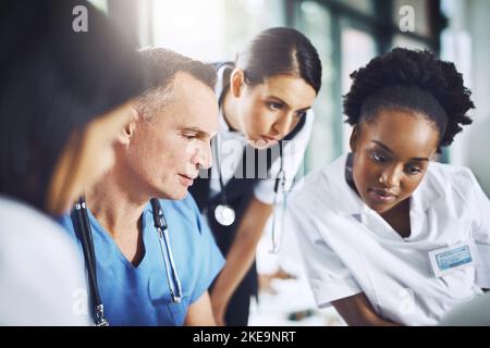 Une réunion de professionnels de la santé dans la salle de conférence. Banque D'Images