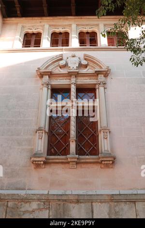 Fenêtres sur le bâtiment de l'hôtel de ville ancien dans la vieille ville d'Alcudia Mallorca Banque D'Images