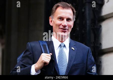 Photo du dossier en date du 26/10/22 du chancelier de l'Échiquier Jeremy Hunt arrive à Downing Street, Westminster, Londres. M. Hunt a déclaré : « il y a une route difficile à suivre, mais l'économie britannique a une « résilience fondamentale », car l'économie britannique a diminué de 0,2 % entre juillet et septembre, dans ce que certains experts disent être le début de la plus longue récession depuis le début du record. Date de publication : vendredi 11 novembre 2022. Banque D'Images