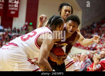 Bloomington, États-Unis. 10th novembre 2022. Indiana Hoosiers garde Tamar Bates (53) joue la défense contre Bethune-Cookman Wildcats garde Damani McEntyre (5) lors d'un match de basket-ball NCAA à Bloomington. Indiana bat les Bethune-Cookman Wildcats 101-49. Crédit : SOPA Images Limited/Alamy Live News Banque D'Images