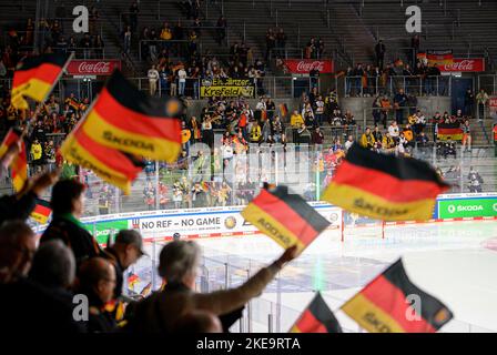 Krefeld/Allemagne. 10/11/2022, vedette, drapeaux de vague de fans, peu de spectateurs, YAYLA ARENA Allemagne (GER) - Danemark (DEN), on 10 novembre 2021. Coupe d'Allemagne de hockey sur glace à partir de 10,11. - 13.11.2022 à Krefeld/Allemagne. Banque D'Images
