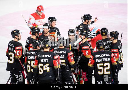 Krefeld/Allemagne. 10/11/2022, jubilation GER après le but à 3:2 par Daniel SCHMOELZ (Schmolz) (GER/ withte), jubilation finale. Allemagne (GER) - Danemark (DEN) 3:2 OT, on 10 novembre 2021. Coupe d'Allemagne de hockey sur glace à partir de 10,11. - 13.11.2022 à Krefeld/Allemagne. Banque D'Images