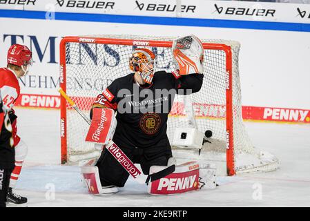 Krefeld/Allemagne. 10/11/2022, but à 1:1, goalwart Dustin STRAHLMEIER (GER) est battu, action, Allemagne (GER) - Danemark (DEN), on 10 novembre 2021. Coupe d'Allemagne de hockey sur glace à partir de 10,11. - 13.11.2022 à Krefeld/Allemagne. Banque D'Images