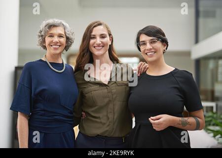 Ensemble, étaient une force avec laquelle il faut compter. Portrait court de trois femmes d'affaires debout ensemble dans leur bureau. Banque D'Images