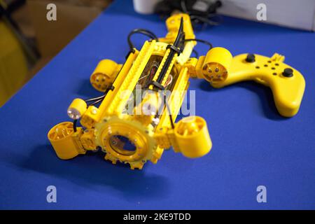 Aquarobot jaune programmable pour les classes de robotique des enfants sur fond bleu. Copier l'espace . Banque D'Images