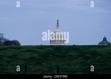 Washington, États-Unis. 11th novembre 2022. Le bâtiment du Capitole des États-Unis est vu à Washington, DC le 10 novembre 2022. L'indice américain des prix à la consommation (IPC), un indicateur largement observé de l'inflation, s'est quelque peu refroidi en octobre, ce qui a fait bonder les marchés américains. L'indice a augmenté moins que prévu, ce qui indique que si l'inflation reste une menace économique majeure, elle pourrait commencer à diminuer. Credit: Liu Jie/Xinhua/Alay Live News Banque D'Images