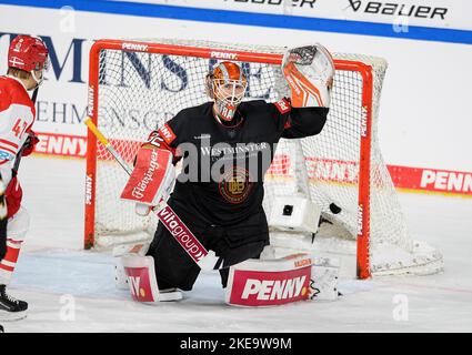 Krefeld/Allemagne. 10/11/2022, but à 1:1, goalwart Dustin STRAHLMEIER (GER) est battu, action, Allemagne (GER) - Danemark (DEN), on 10 novembre 2021. Coupe d'Allemagne de hockey sur glace à partir de 10,11. - 13.11.2022 à Krefeld/Allemagne. Banque D'Images