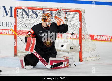 Krefeld/Allemagne. 10/11/2022, but à 1:1, goalwart Dustin STRAHLMEIER (GER) est battu, action, Allemagne (GER) - Danemark (DEN), on 10 novembre 2021. Coupe d'Allemagne de hockey sur glace à partir de 10,11. - 13.11.2022 à Krefeld/Allemagne. Banque D'Images