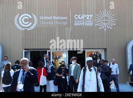 Charm El-Cheikh. 11th novembre 2022. Les peuples participent à la session de 27th de la Conférence des Parties (COP27) à la Convention-cadre des Nations Unies sur les changements climatiques, tenue à Charm El-Cheikh (Égypte), le 10 novembre 2022. Credit: Sui Xiankai/Xinhua/Alay Live News Banque D'Images