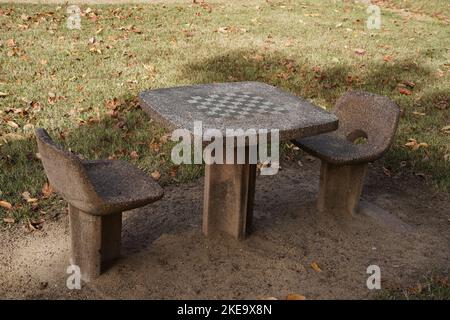 Table et chaises de jeu d'échecs et de damier en béton extérieur Banque D'Images