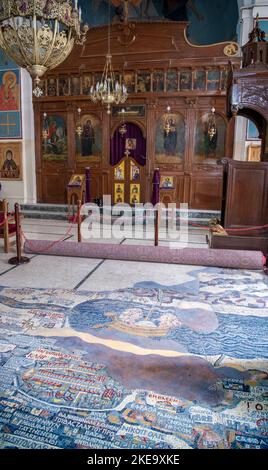 Intérieur de l'église Saint-Georges avec la célèbre carte en mosaïque du 6th siècle de la Palestine Église Saint-Georges Madaba Jordanie Banque D'Images