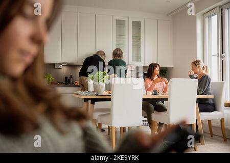 Nettoyage en famille après avoir dîné Banque D'Images