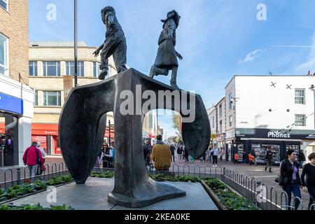 The Cobblers Last, stuatue in Abington Street par Graham Ibbeson artiste et sculpteur britannique, Abington Street, Northampton, Angleterre, Royaume-Uni. Banque D'Images