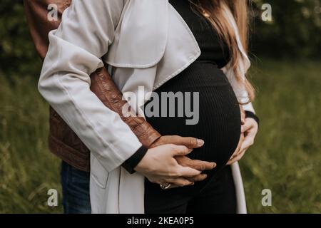 Femme enceinte avec partenaire debout ensemble Banque D'Images