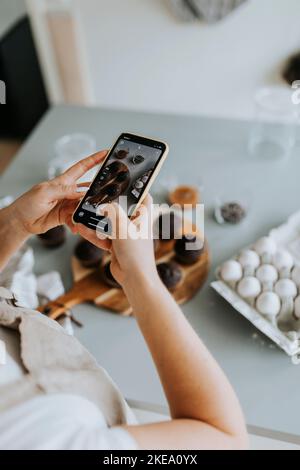 Femme prenant des petits gâteaux fraîchement sortis du four Banque D'Images