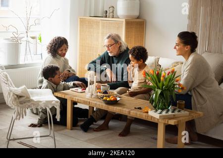 Famille de passer du temps ensemble dans la salle de séjour Banque D'Images