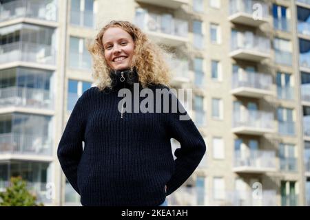 Smiling woman looking at camera Banque D'Images