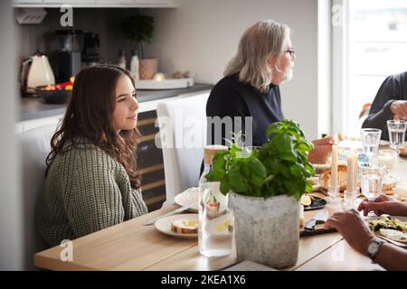 Dîner en famille à la maison Banque D'Images